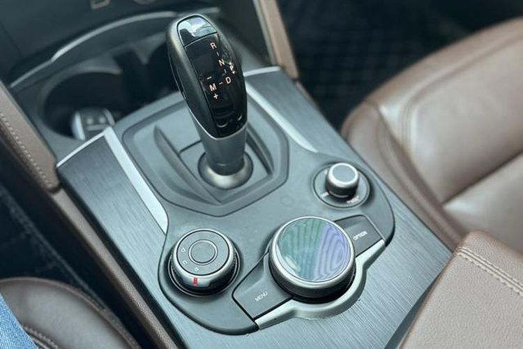 Used Alfa Romeo Stelvio 2017 2.0T 280HP Luxury Edition Interior 1