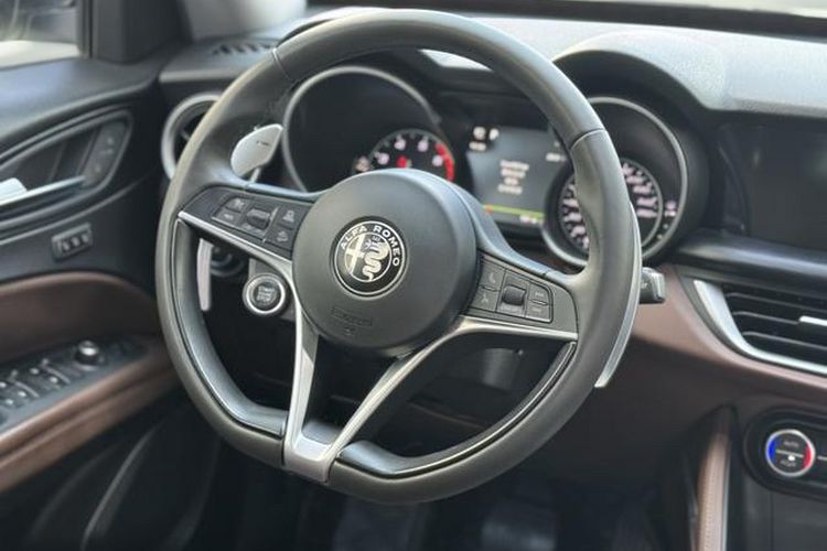 Used Alfa Romeo Stelvio 2017 2.0T 280HP Luxury Edition Interior 10
