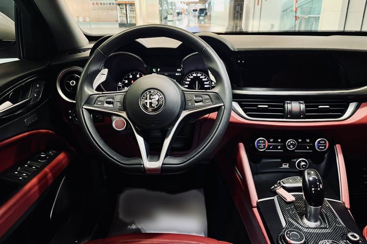 Used Alfa Romeo Stelvio 2017 2.0T 280HP Luxury Edition Interior 2