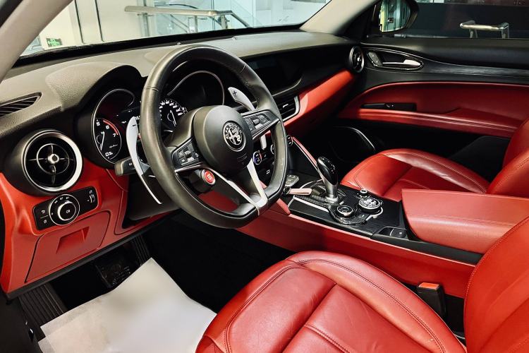 Used Alfa Romeo Stelvio 2017 2.0T 280HP Luxury Edition Interior 3