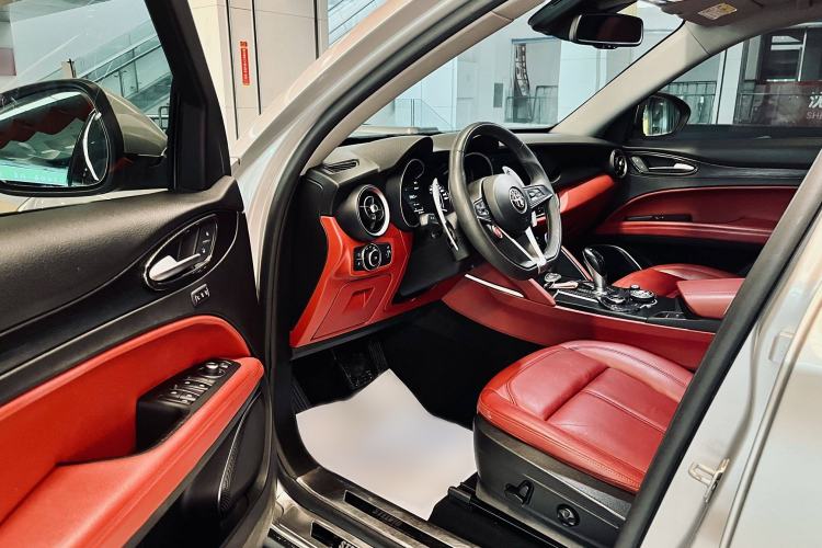 Used Alfa Romeo Stelvio 2017 2.0T 280HP Luxury Edition Interior 4