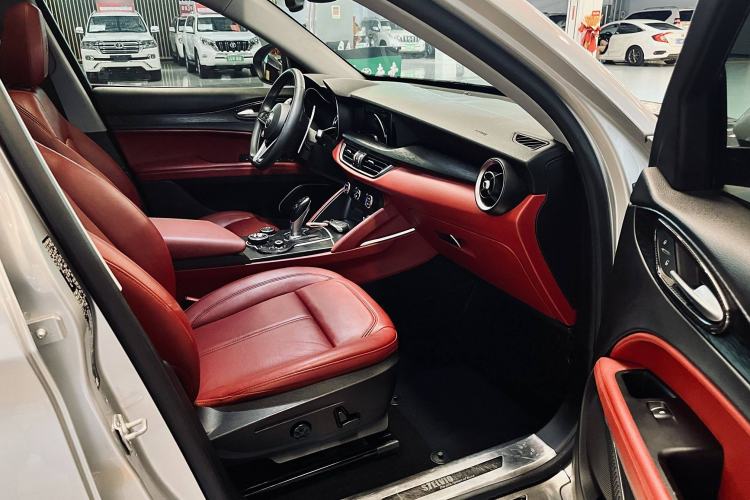 Used Alfa Romeo Stelvio 2017 2.0T 280HP Luxury Edition Interior 6