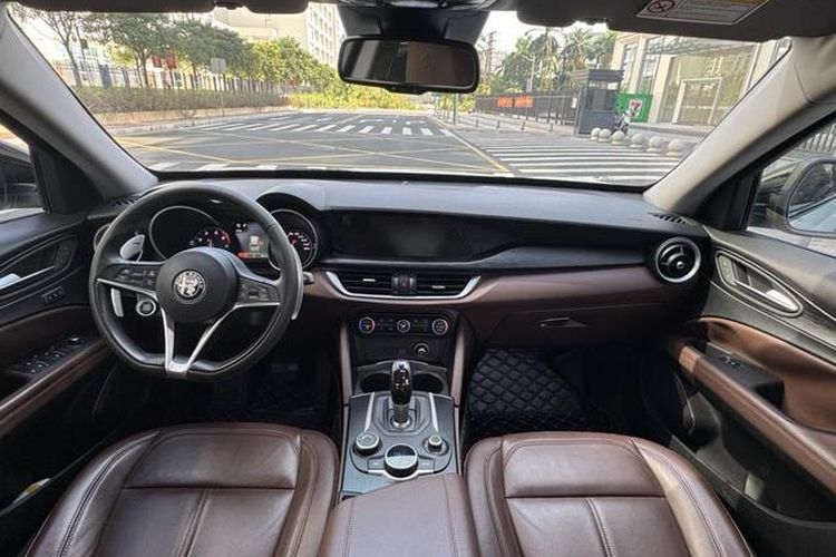 Used Alfa Romeo Stelvio 2017 2.0T 280HP Luxury Edition Interior 7