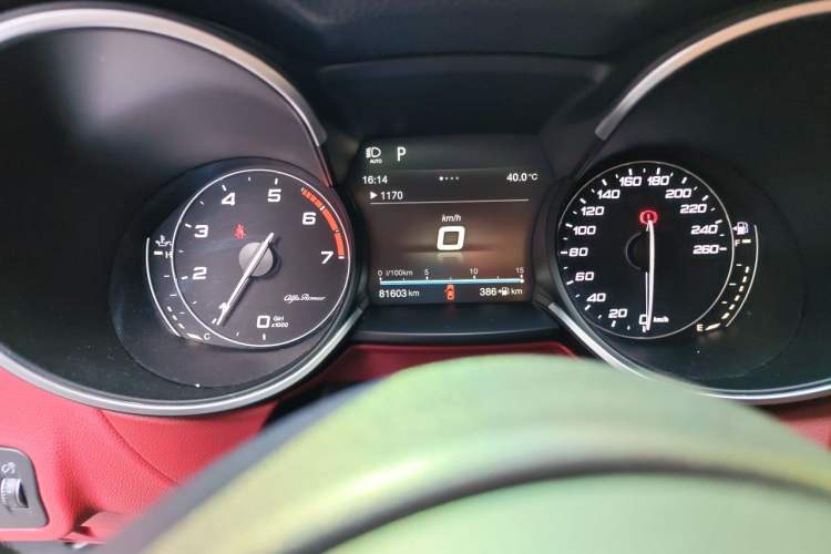 Used Alfa Romeo Stelvio 2017 2.0T 200HP Luxury Edition Odometer Close Up