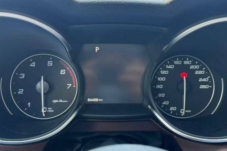 Used Alfa Romeo Stelvio 2017 2.0T 280HP Luxury Edition Odometer Close Up
