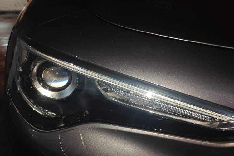 Used Alfa Romeo Stelvio 2017 2.0T 200HP Luxury Edition Right Front Headlight