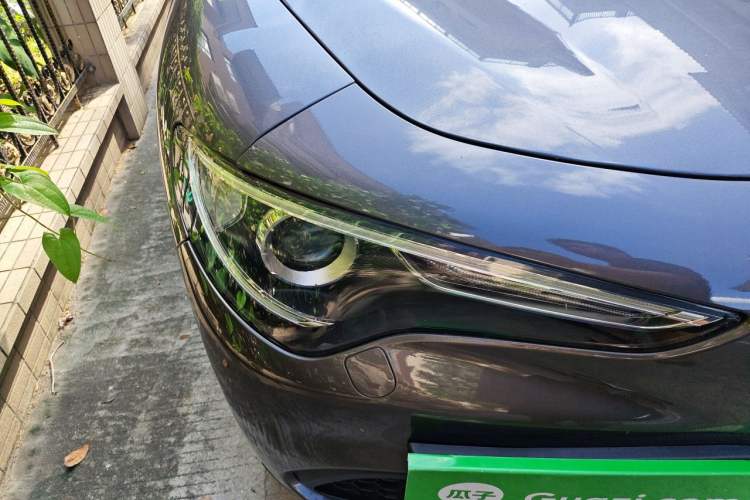 Used Alfa Romeo Stelvio 2017 2.0T 200HP Luxury Edition Right Front Headlight