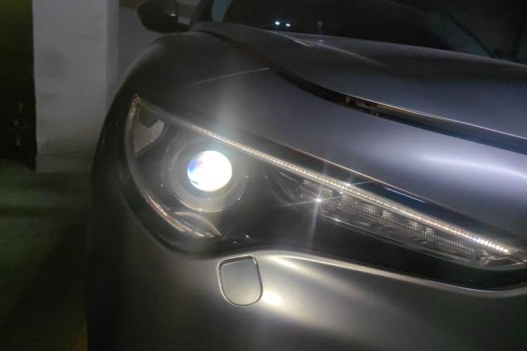 Used Alfa Romeo Stelvio 2017 2.0T 200HP Elite Edition Right Front Headlight