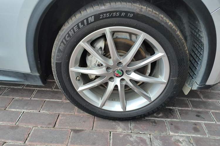 Used Alfa Romeo Stelvio 2017 2.0T 200HP Luxury Edition Right Front Wheel Hub