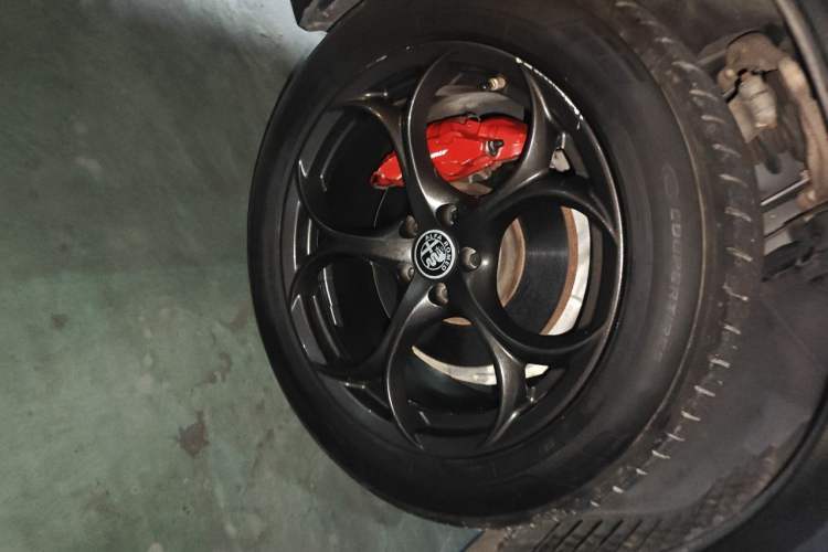 Used Alfa Romeo Stelvio 2017 2.0T 200HP Luxury Edition Right Front Wheel Hub