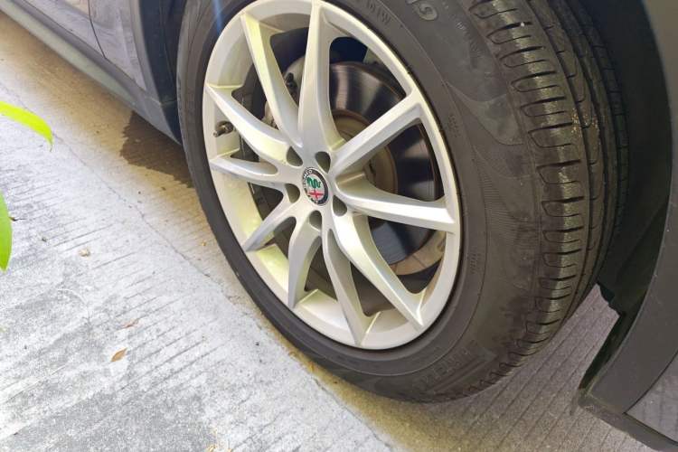 Used Alfa Romeo Stelvio 2017 2.0T 200HP Luxury Edition Right Front Wheel Hub