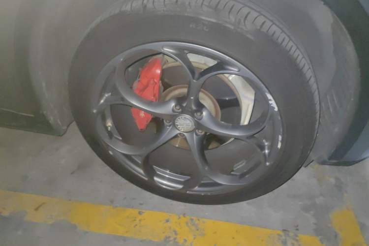 Used Alfa Romeo Stelvio 2017 2.0T 200HP Elite Edition Right Front Wheel Hub
