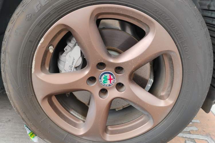 Used Alfa Romeo Stelvio 2017 2.0T 200HP Elite Edition Right Front Wheel Hub