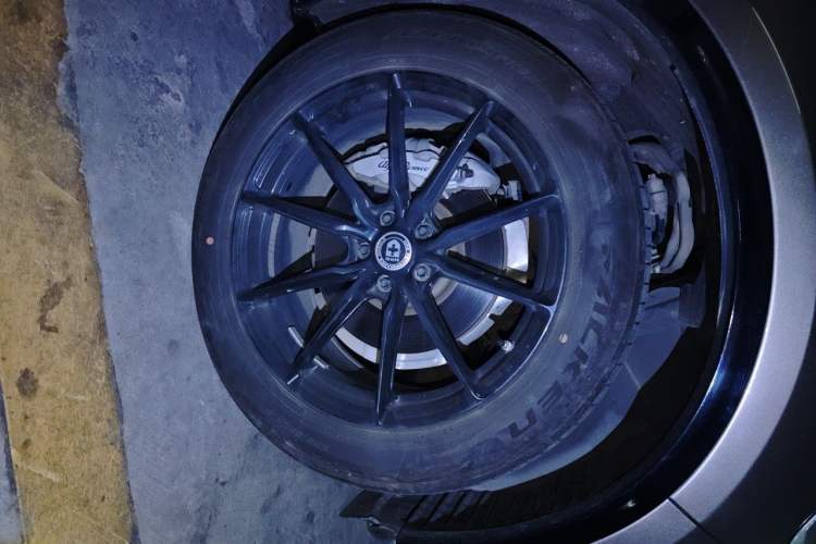 Used Alfa Romeo Stelvio 2017 2.0T 200HP Elite Edition Right Front Wheel Hub
