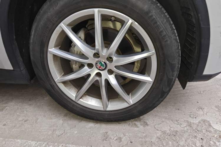 Used Alfa Romeo Stelvio 2017 2.0T 280HP Luxury Edition Right Front Wheel Hub