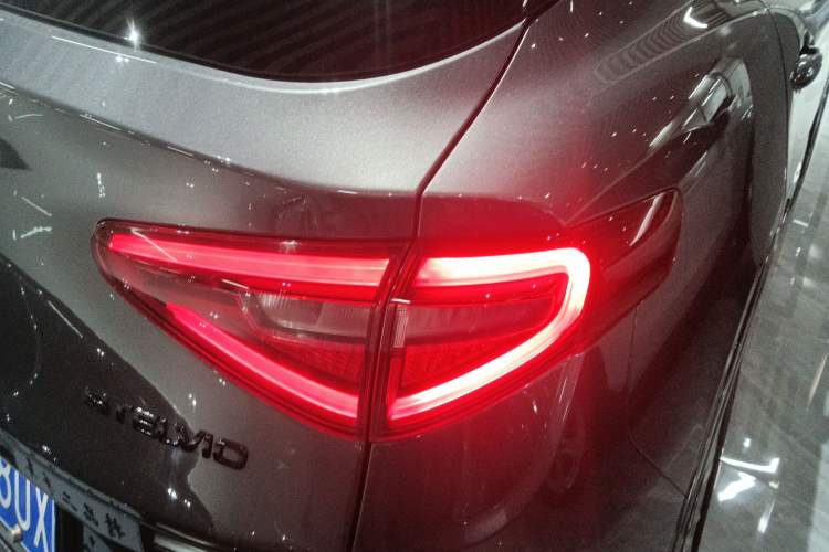 Used Alfa Romeo Stelvio 2017 2.0T 200HP Luxury Edition Right Rear Taillight