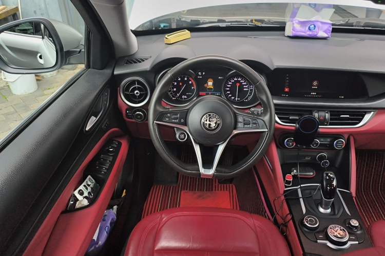 Used Alfa Romeo Stelvio 2017 2.0T 200HP Luxury Edition Steering Wheel