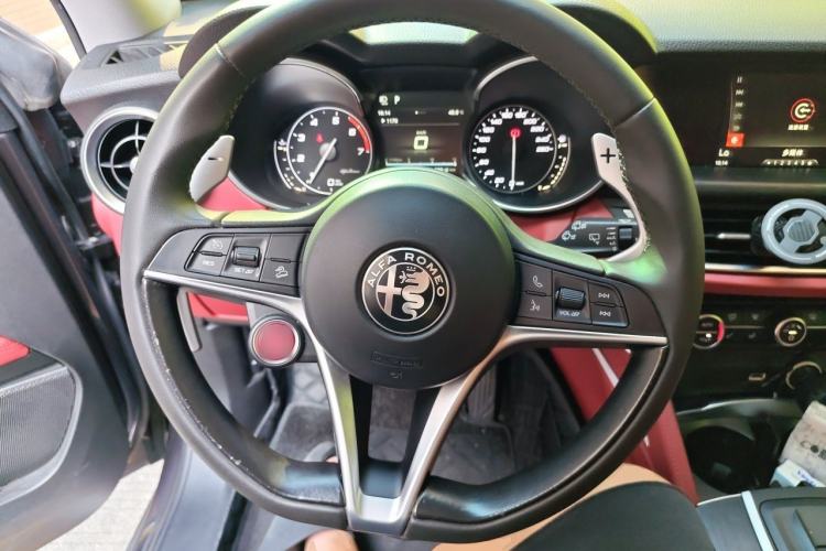 Used Alfa Romeo Stelvio 2017 2.0T 200HP Luxury Edition Steering Wheel