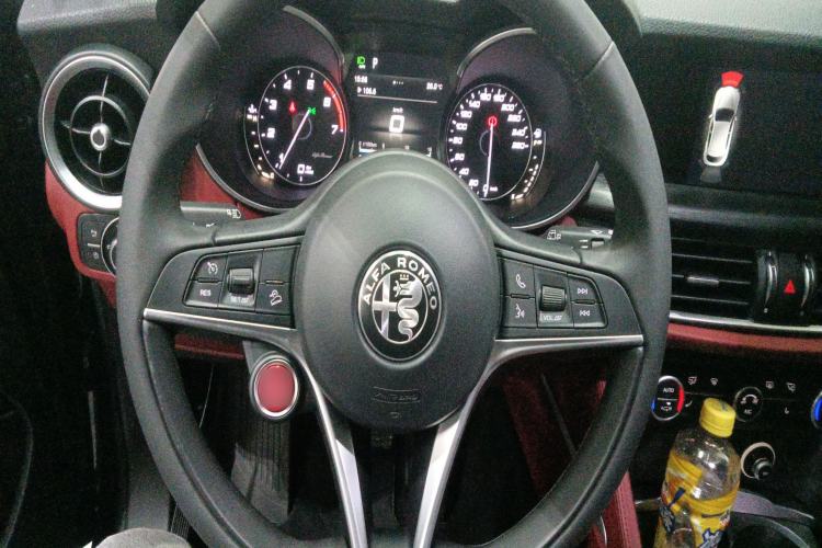 Used Alfa Romeo Stelvio 2017 2.0T 200HP Luxury Edition Steering Wheel