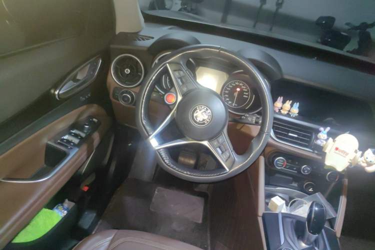 Used Alfa Romeo Stelvio 2017 2.0T 200HP Elite Edition Steering Wheel