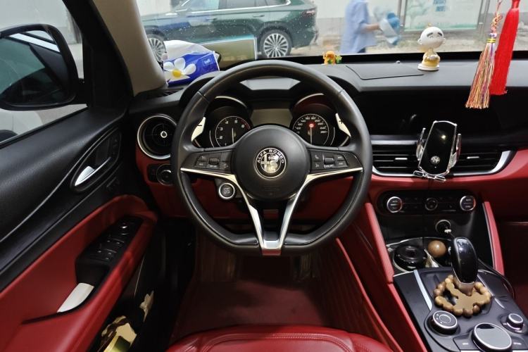Used Alfa Romeo Stelvio 2017 2.0T 280HP Luxury Edition Steering Wheel