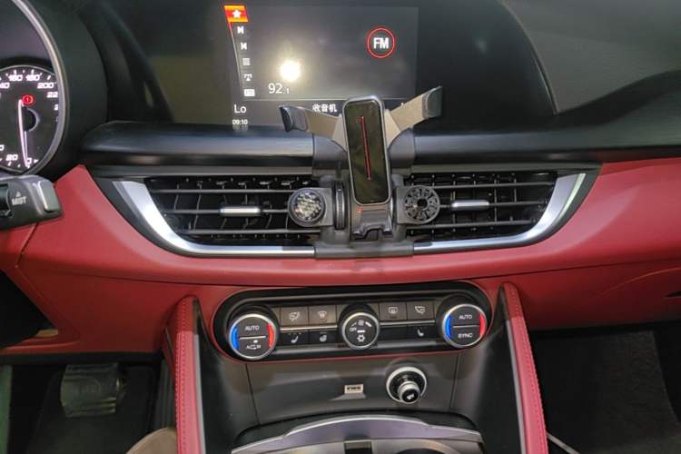 Used Alfa Romeo Stelvio 2017 2.0T 200HP Luxury Edition Audio And AC Panel