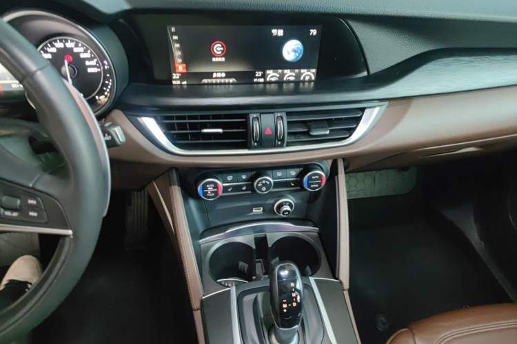 Used Alfa Romeo Stelvio 2017 2.0T 280HP Luxury Edition Audio And AC Panel