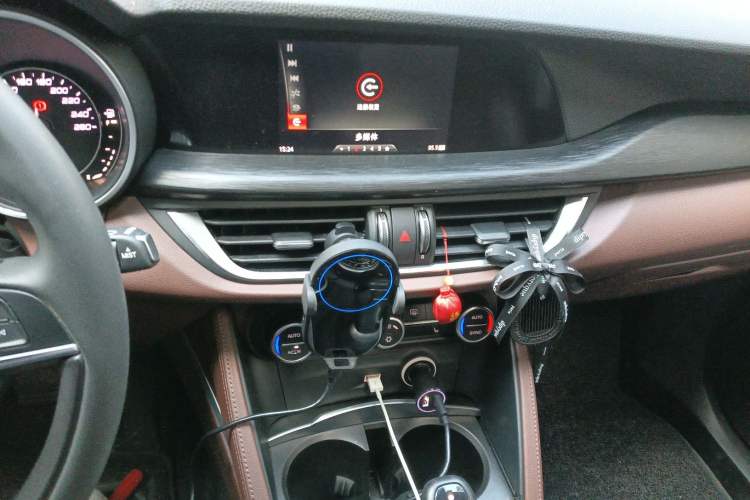 Used Alfa Romeo Stelvio 2017 2.0T 200HP Elite Edition Audio And AC Panel