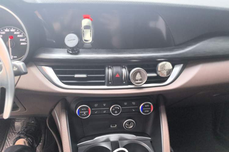 Used Alfa Romeo Stelvio 2017 2.0T 200HP Luxury Edition Audio And AC Panel