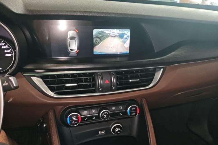 Used Alfa Romeo Stelvio 2017 2.0T 280HP Luxury Edition Audio And AC Panel