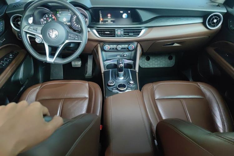Used Alfa Romeo Stelvio 2017 2.0T 280HP Luxury Edition Center Console