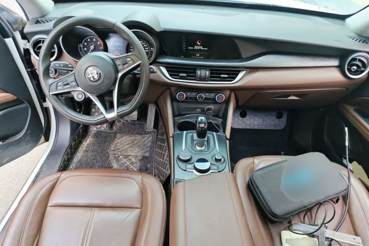 Used Alfa Romeo Stelvio 2017 2.0T 200HP Elite Edition Center Console