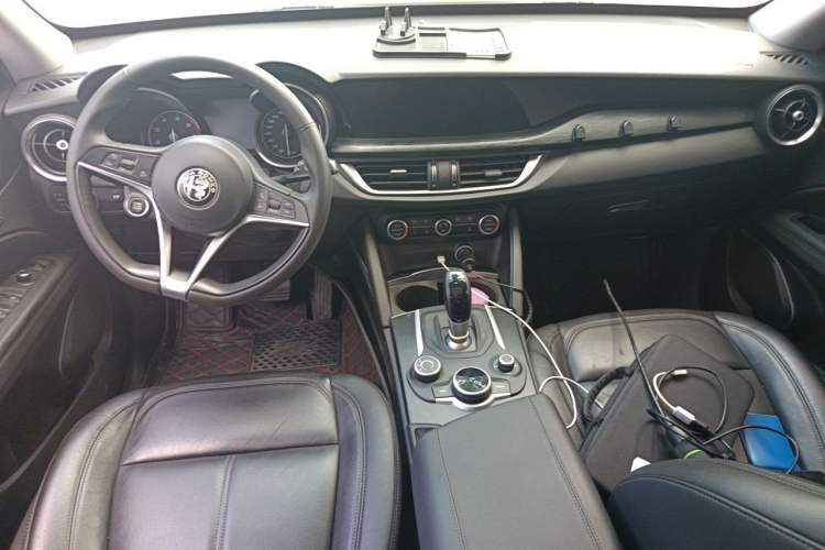 Used Alfa Romeo Stelvio 2017 2.0T 200HP Luxury Edition Center Console
