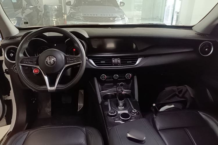 Used Alfa Romeo Stelvio 2017 2.0T 200HP Luxury Edition Center Console