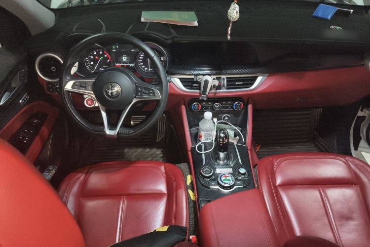 Used Alfa Romeo Stelvio 2017 2.0T 280HP Luxury Edition Center Console