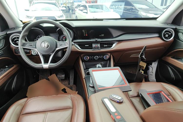 Used Alfa Romeo Stelvio 2017 2.0T 200HP Luxury Edition Center Console