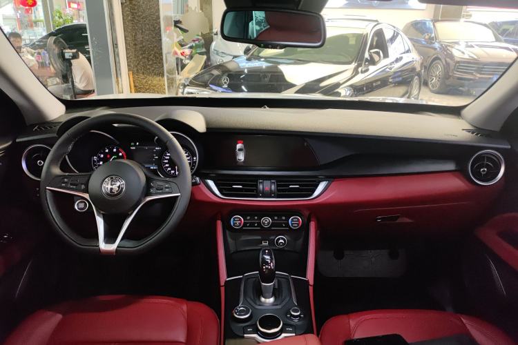 Used Alfa Romeo Stelvio 2017 2.0T 200HP Luxury Edition Center Console