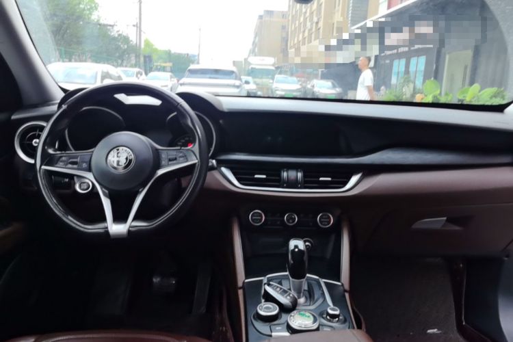 Used Alfa Romeo Stelvio 2017 2.0T 200HP Luxury Edition Center Console