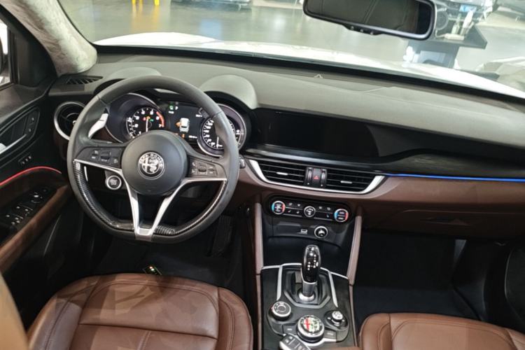 Used Alfa Romeo Stelvio 2017 2.0T 280HP Luxury Edition Center Console