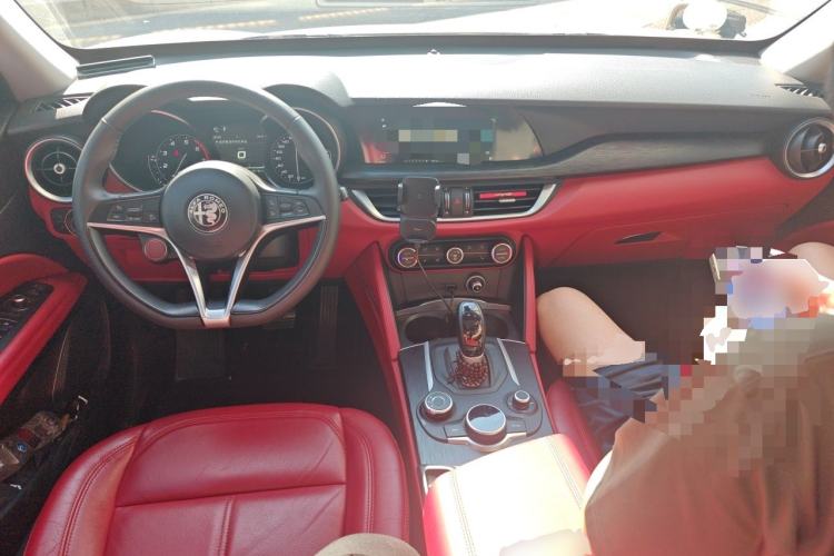 Used Alfa Romeo Stelvio 2017 2.0T 200HP Luxury Edition Center Console