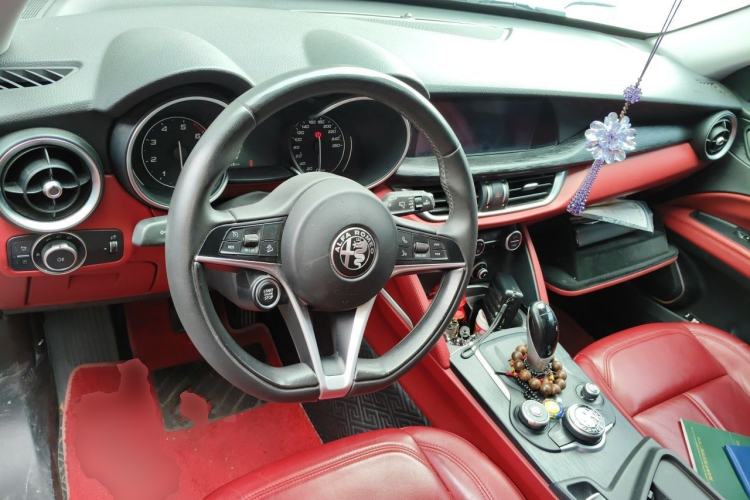 Used Alfa Romeo Stelvio 2017 2.0T 200HP Luxury Edition Center Console