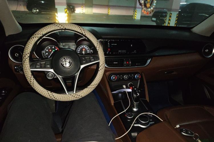Used Alfa Romeo Stelvio 2017 2.0T 200HP Luxury Edition Center Console