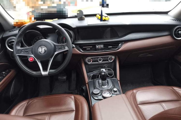 Used Alfa Romeo Stelvio 2017 2.0T 200HP Luxury Edition Center Console