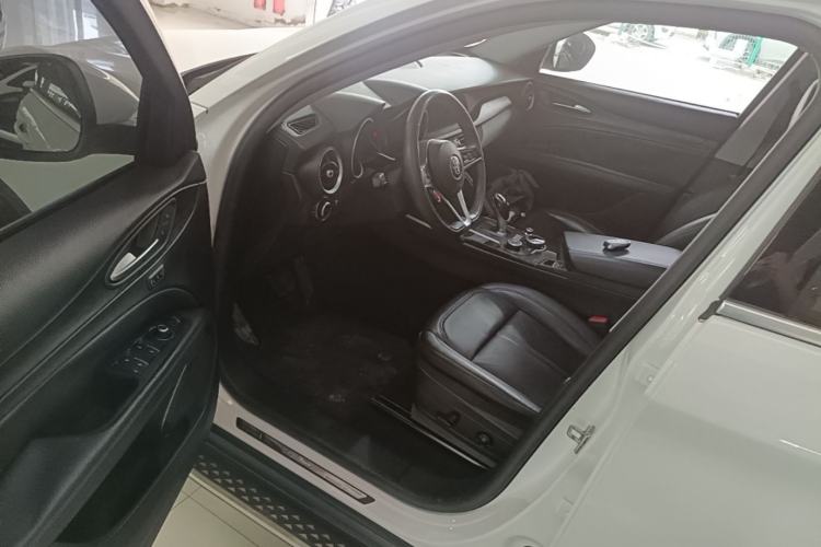Used Alfa Romeo Stelvio 2017 2.0T 200HP Luxury Edition Driver Seat