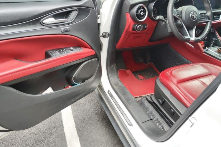 Used Alfa Romeo Stelvio 2017 2.0T 200HP Luxury Edition Driver Seat