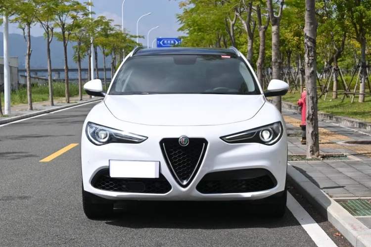 Used Alfa Romeo Stelvio 2017 2.0T 280HP Luxury Edition Exterior 1