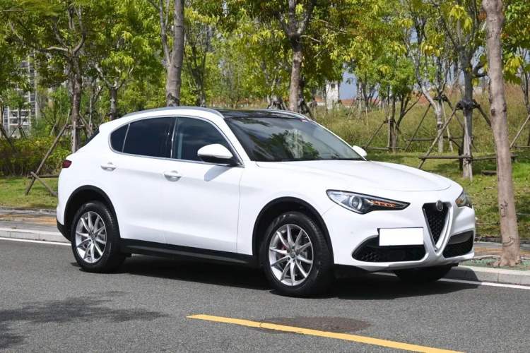 Used Alfa Romeo Stelvio 2017 2.0T 280HP Luxury Edition Exterior 2