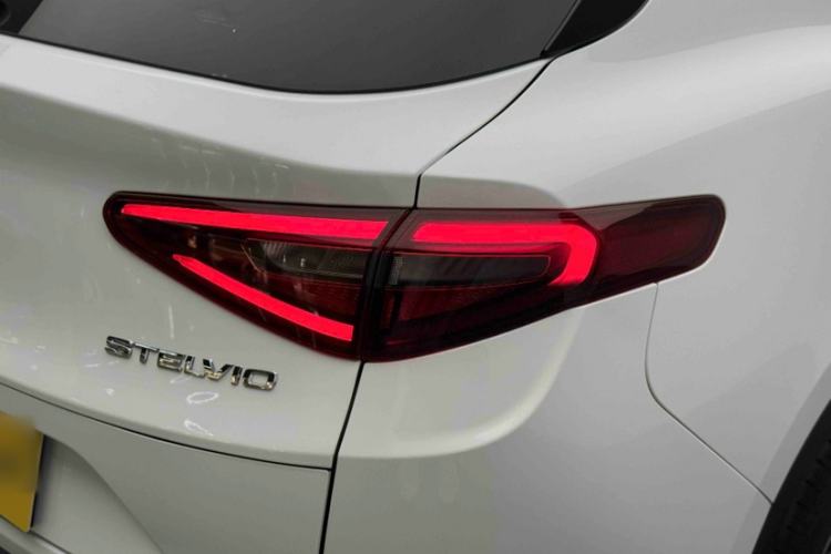 Used Alfa Romeo Stelvio 2017 2.0T 200HP Elite Edition Exterior 2