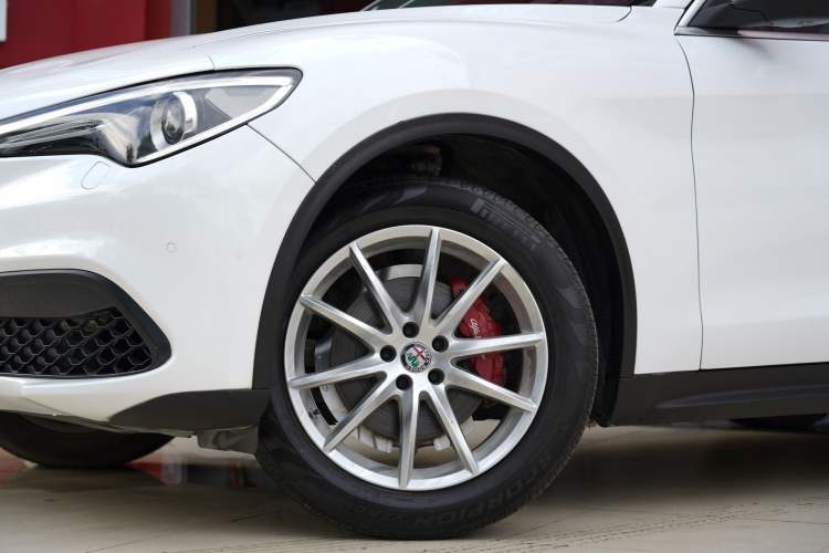Used Alfa Romeo Stelvio 2017 2.0T 280HP Luxury Edition Exterior 2