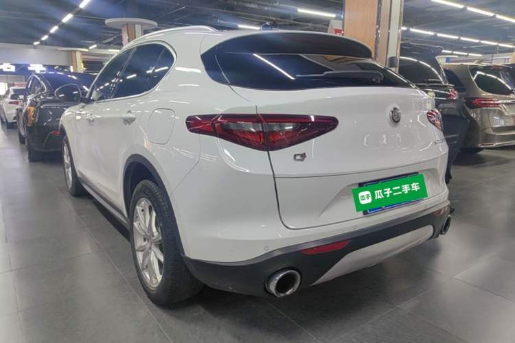 Used Alfa Romeo Stelvio 2017 2.0T 200HP Luxury Edition Exterior 2